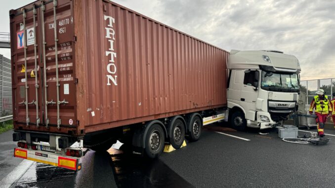 Ein verunglückter Lastwagen blockiert die A7 bei Neumünster in Richtung Süden.