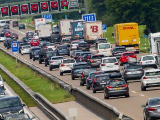 Vor allem auf den Autobahnen in Süddeutschland dürfte am Wochenende wieder viel Verkehr herrschen. (Symbolbild)