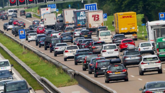 Vor allem auf den Autobahnen in Süddeutschland dürfte am Wochenende wieder viel Verkehr herrschen. (Symbolbild)