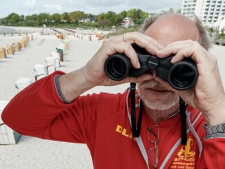 Die DLRG-Rettungsschwimmer kommen in der laufenden Saison schon auf über 200 Rettungseinsätze im Wasser - in der gesamten Saison 2023 waren es 244. (Archivbild)