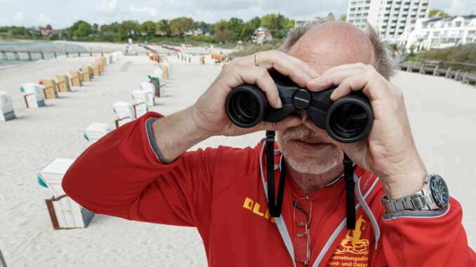 Die DLRG-Rettungsschwimmer kommen in der laufenden Saison schon auf über 200 Rettungseinsätze im Wasser - in der gesamten Saison 2023 waren es 244. (Archivbild)