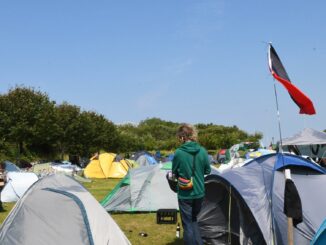 Bis Anfang September wollen die Mitlgieder des Punk-Protestcamps auf Sylt bleiben.