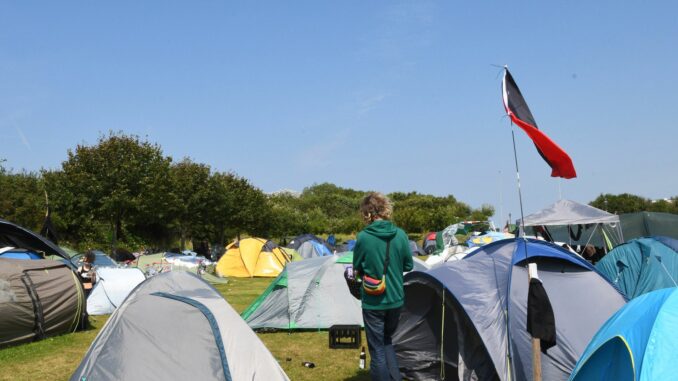 Bis Anfang September wollen die Mitlgieder des Punk-Protestcamps auf Sylt bleiben. 