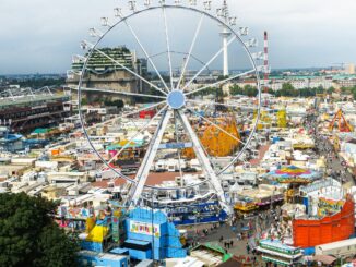 Das Riesenrad fehlt nie beim Dom auf dem Heiligengeistfeld. (Archivbild)