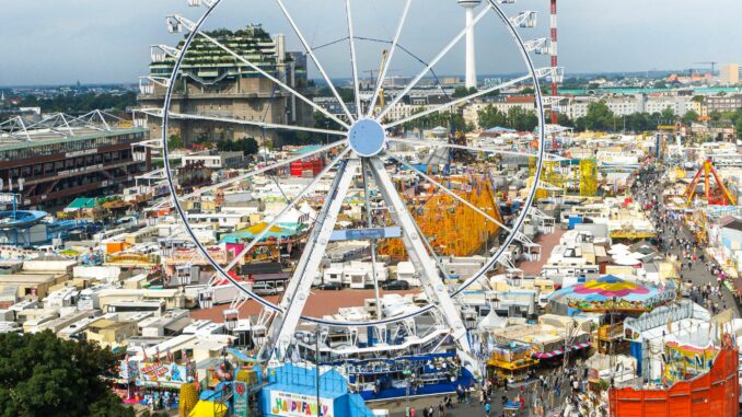 Das Riesenrad fehlt nie beim Dom auf dem Heiligengeistfeld. (Archivbild)