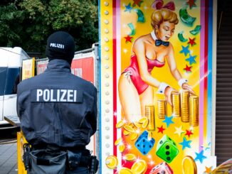 Die Polizei hat mehrere Schaustellerbetriebe auf dem Hamburger Dom wegen des Verdachts des Subventionsbetrugs mit Corona-Hilfen durchsucht.