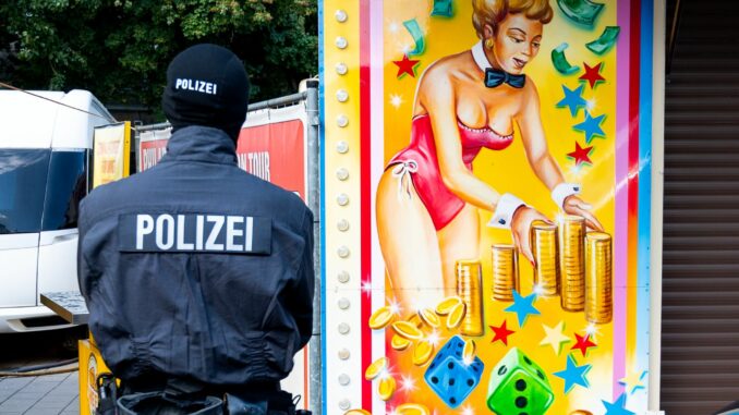 Die Polizei hat mehrere Schaustellerbetriebe auf dem Hamburger Dom wegen des Verdachts des Subventionsbetrugs mit Corona-Hilfen durchsucht.