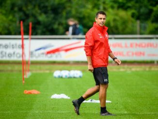 Holstein Kiel erlebt unter Trainer Marcel Rapp die Bundesliga-Premiere.