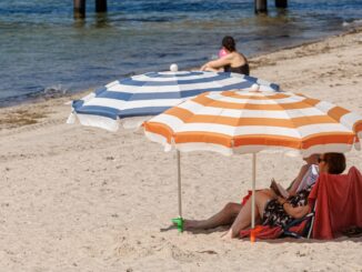 Das Wetter hat es im Sommer 2024 nicht nur gut mit Strandbesuchern gemeint (Illustration)