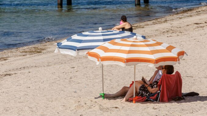 Das Wetter hat es im Sommer 2024 nicht nur gut mit Strandbesuchern gemeint (Illustration)