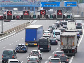 Ein Brand eines Wohnmobils führt zu Verkehrseinschränkungen auf der A7. (Archivbild)