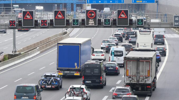 Ein Brand eines Wohnmobils führt zu Verkehrseinschränkungen auf der A7. (Archivbild)