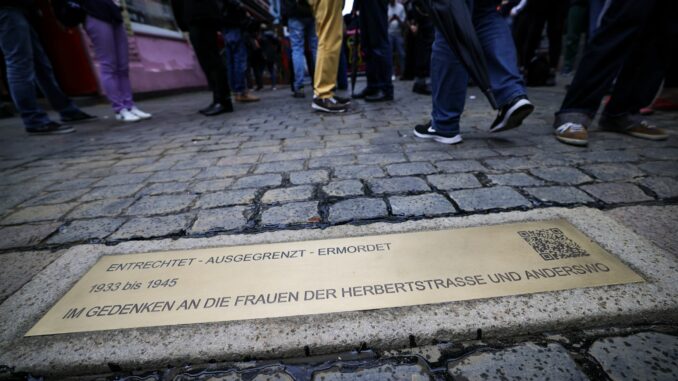 79 Jahre nach Kriegsende wird erstmals an die Schicksale der Sexarbeiterinnen aus der Hamburger Herbertstraße während der Nazizeit erinnert.