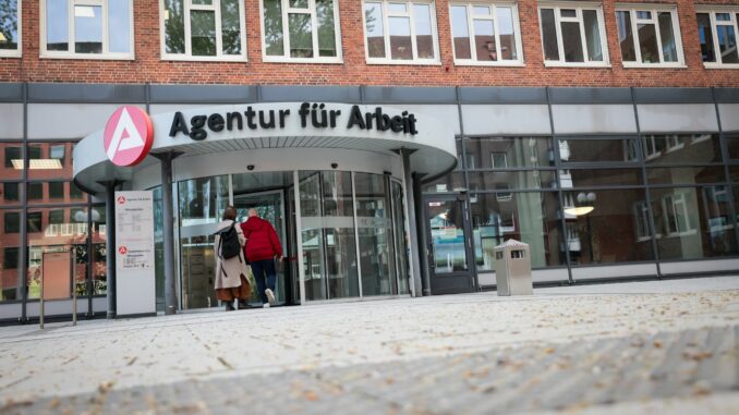 Die Zahl der Arbeitslosen in Hamburg ist im August um 2,5 Prozent gestiegen.