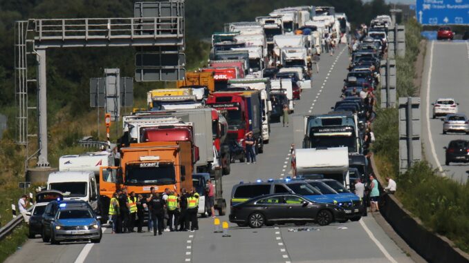 Ein 55-Jähriger bedroht nach einem Unfall Polizisten mit einem Messer. Erst ein Schuss in den Oberschenkel kann ihn nach Polizeiangaben aufhalten.