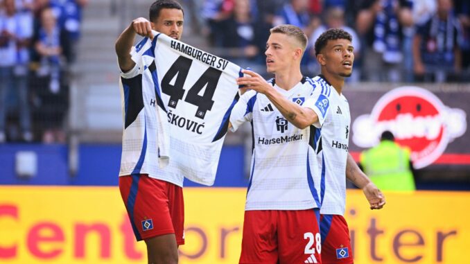 Die HSV-Spieler feiern mit einem Trikot des wegen Dopings gesperrten Kroaten Mario Vuskovic.