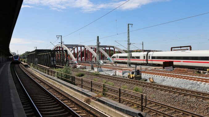 Im Raum Hamburg kommt es zu massiven Verspätungen im Fernverkehr der Bahn. 