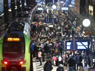 Viele Tausend Menschen fahren täglich zur Arbeit nach Hamburg. (Archivbild)