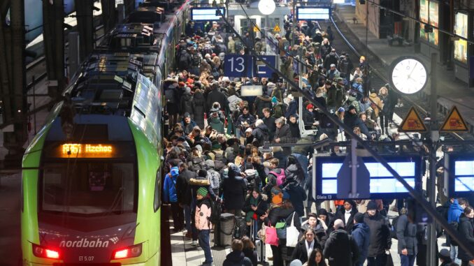 Viele Tausend Menschen fahren täglich zur Arbeit nach Hamburg. (Archivbild)