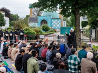 Schiiten haben sich zum Freitagsgebet vor der geschlossenen Blauen Moschee versammelt.