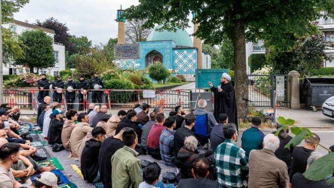 Schiiten haben sich zum Freitagsgebet vor der geschlossenen Blauen Moschee versammelt.