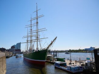 Sie ist wieder da: Das Museumsschiff Rickmer Rickmers liegt einer fast dreiwöchigen Schönheitskur wieder an den Hamburger Landungsbrücken.