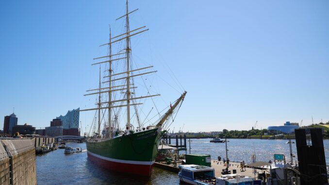 Sie ist wieder da: Das Museumsschiff Rickmer Rickmers liegt einer fast dreiwöchigen Schönheitskur wieder an den Hamburger Landungsbrücken.