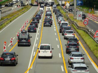 Auf dem Weg an ihre Ziele brauchen Urlauber am Wochenende viel Geduld.