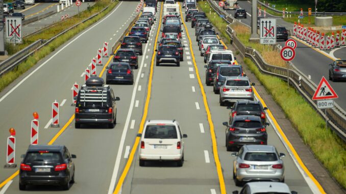 Auf dem Weg an ihre Ziele brauchen Urlauber am Wochenende viel Geduld.