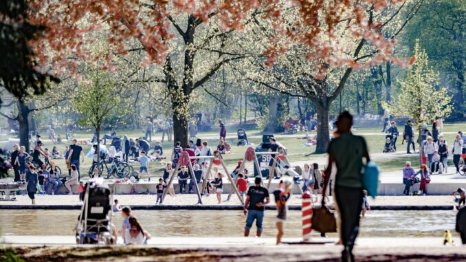 Weil im Becken Glassplitter gefunden wurden, musste das Planschbecken im Stadtpark zunächst geschlossen werden. (Archivbild)