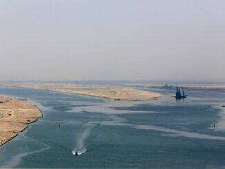 Ein Militärboot sichert die Einfahrt in den Suezkanal. Der Kanal verbindet das Mittelmeer mit dem Roten Meer.