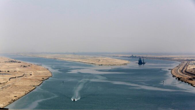 Ein Militärboot sichert die Einfahrt in den Suezkanal. Der Kanal verbindet das Mittelmeer mit dem Roten Meer.