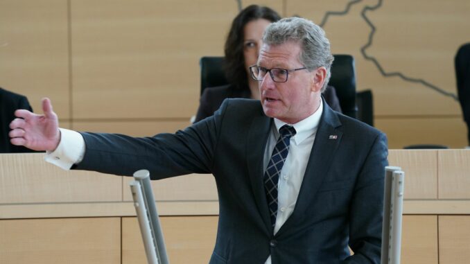 Bernd Buchholz lehnt weitere Grundrechtsverschärfungen nach der tödlichen Messerattacke in Solingen ab. (Archivbild)