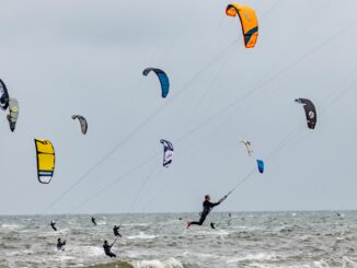 Zahlreiche Kitesurfer nehmen an den California Kitesurf Masters teil.