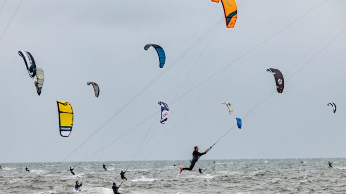 Zahlreiche Kitesurfer nehmen an den California Kitesurf Masters teil.