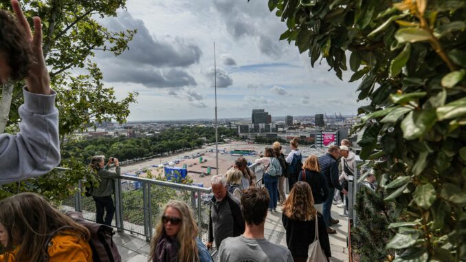 Rund 4.000 Menschen laufen täglich auf den gegrünten Bunker am Heiligengeistfeld.