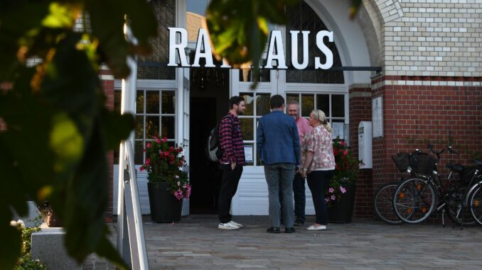 Im Rathaus in Westerland haben Sylter Kommunalpolitiker entschieden, dass die Bürger darüber abstimmen sollen, ob Nikolas Häckel sein Amt als Bürgermeister abgeben muss. (Archivbild)