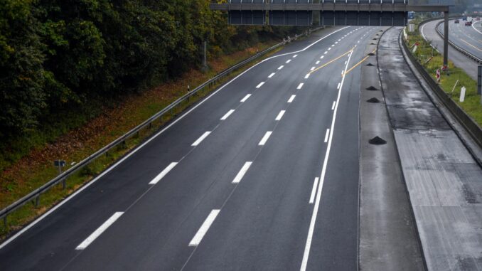 Es kommt häufig vor, dass Autobahnen wegen Arbeiten vollständig gesperrt werden müssen. (Symbolfoto)