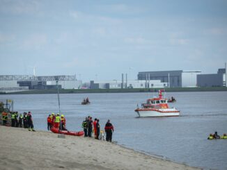 Einsatzkräfte der Feuerwehr, Polizei DLRG und anderen Organisationen suchen nach einem vermissten Kind in der Elbe am Falkensteiner Ufer.