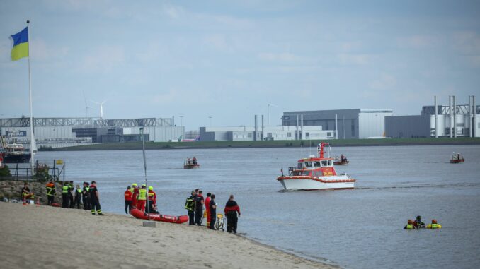 Einsatzkräfte der Feuerwehr, Polizei DLRG und anderen Organisationen suchen nach einem vermissten Kind in der Elbe am Falkensteiner Ufer.