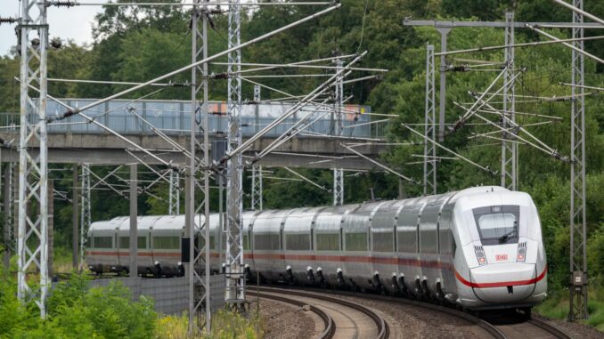 Ab Freitag gesperrt: Auf der Bahnstrecke zwischen Hamburg und Berlin soll vier Monate lang gebaut werden (Archivfoto). 