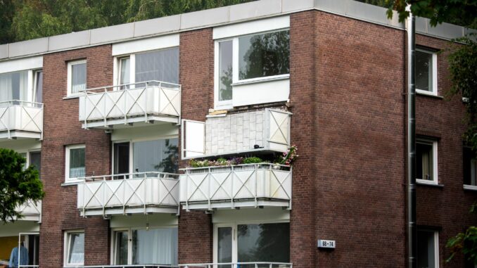 Wie es mit dem Balkon weitergeht, sollen nun Fachleute entscheiden (.