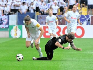 Benedikt Pichler (l) von Holstein Kiel und Jan-Luca Rumpf (r) von Alemannia Aachen sorgen für einen Pokal-Fight.