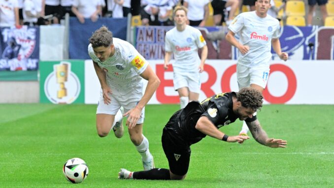 Benedikt Pichler (l) von Holstein Kiel und Jan-Luca Rumpf (r) von Alemannia Aachen sorgen für einen Pokal-Fight.