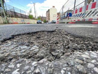 Die Zahl der Unfälle durch Straßenschäden steigt in Hamburg. (Archivfoto)