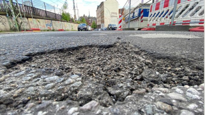 Die Zahl der Unfälle durch Straßenschäden steigt in Hamburg. (Archivfoto)