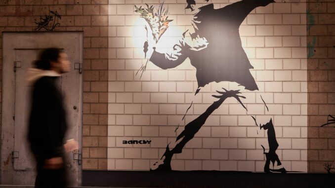 Nach der Erfolgssusstellung "The Mystery of Banksy - A Genius Mind" vor zwei Jahren gibt es in Hamburg eine neue Schau zum Street-Art-Superstar. (Archivbild)