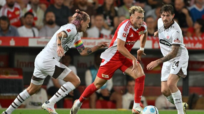 Benedict Hollerbach (M) erzielte die Führung für Union Berlin.