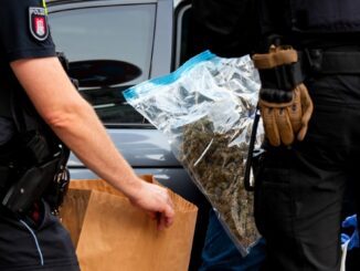 Die Polizei Hamburg hat im Auto eines 27-Jährigen zwei Kilo Marihuana gefunden.