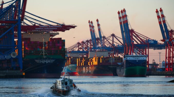 Der Containerumschlag im Hamburger Hafen ist im ersten Halbjahr leicht gesunken. (Archivbild)